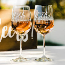 Laai beeld in Galery-kyker, Personalised Wine Glasses Laser Engraving Custom Mr. and Mrs. Wine Glasses Gifts for Wife Couples Anniversary Christmas Wedding