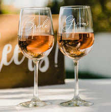 Laai beeld in Galery-kyker, Personalised Wine Glasses Laser Engraving Custom Mr. and Mrs. Wine Glasses Gifts for Wife Couples Anniversary Christmas Wedding